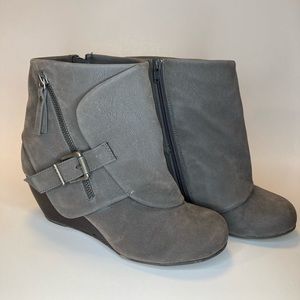 Blowfish Womens Gray Cuffed Ankle Boot Shoe Zip Up Wedge Heel Size 8 Faux Suede